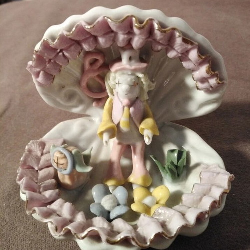Italian porcelain figurines set of 2 like new