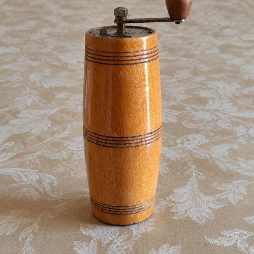 Marlux spice mill like new, mid-century modern design