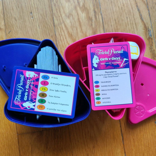 Trivial Pursuit Girls vs Guys like new, pocket size