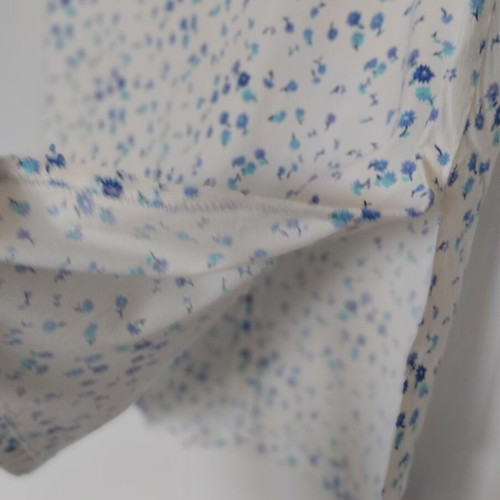 Skirt like new small medium floral white with blue flowers