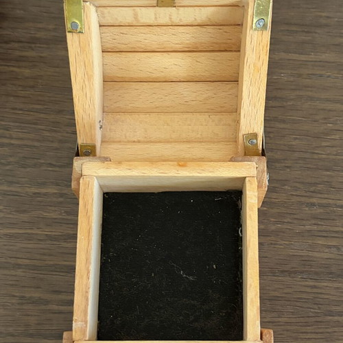 Wooden trinket box like new, small treasure chest style