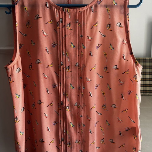 Iblues pink top Small new, colorful