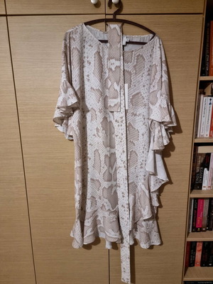 Zoya dress new, airy with timeless print