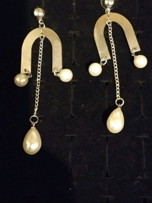 U TURN σκουλαρίκια μακριά με πέρλες (faux) σαν καινούργια, άσπρα και ασημί