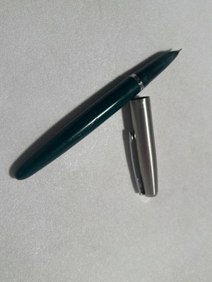 Πένα Parker 21 μεταχειρισμένη, κυπαρισσί, inox καπάκι, ασημί βέλος