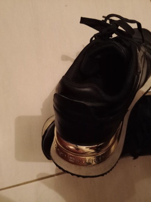 Γυναικεία αθλητικά παπούτσια Tommy Hilfiger σαν καινούργια, νούμερο 40, μαύρα