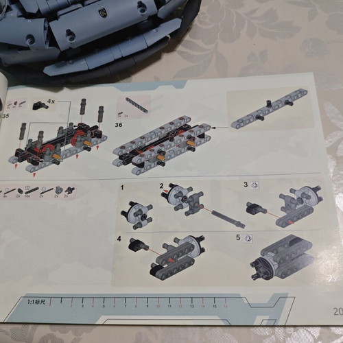 Assembled toy car like new, 2100 pieces, 26x56x14 cm