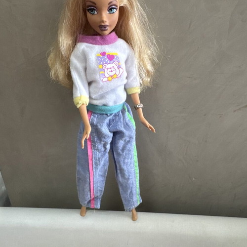 Bratz doll Mattel used with small mark on hand