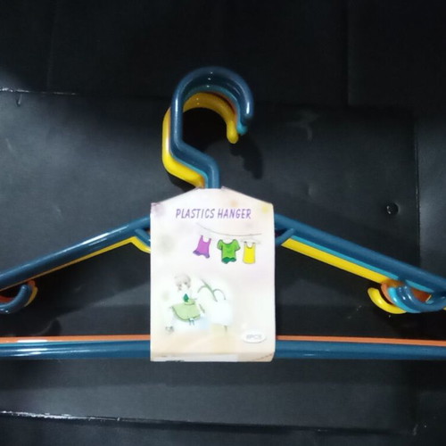 Plastic clothes hangers new, set of 6 pieces