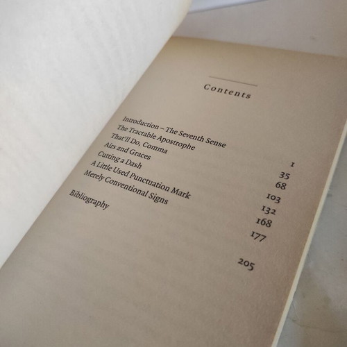 Eats, Shoots & Leaves by Lynne Truss like new, English humorous essay
