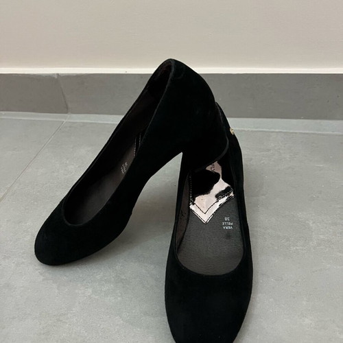 Stonefly black pumps size 38 like new