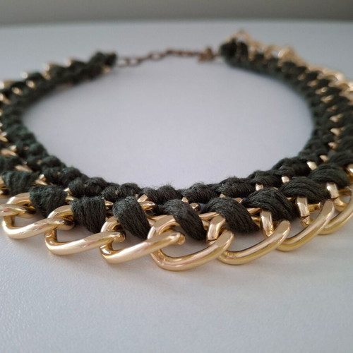 Women's knitted necklace like new with steel in green and gold