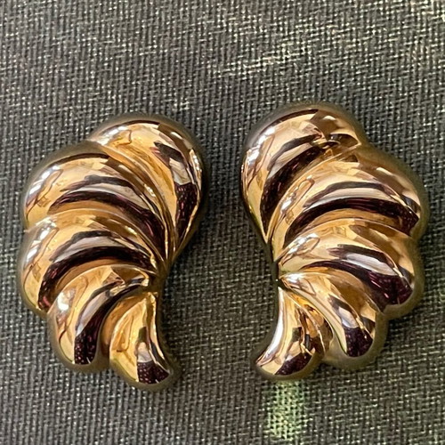 P.E.P. Custom Jewellery collectible large clip on earrings like new