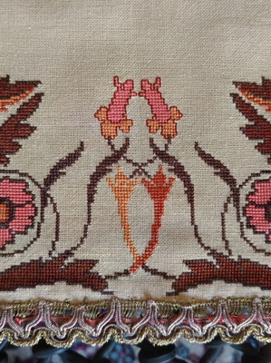 Vintage Lyre embroidered table runner new, cross-stitch handmade