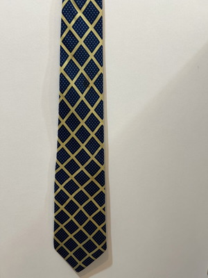Turnbull & Asser μεταξωτή γραβάτα σε μπλε και κίτρινο με γεωμετρικό μοτίβο, δύο ορατούς λεκέδες