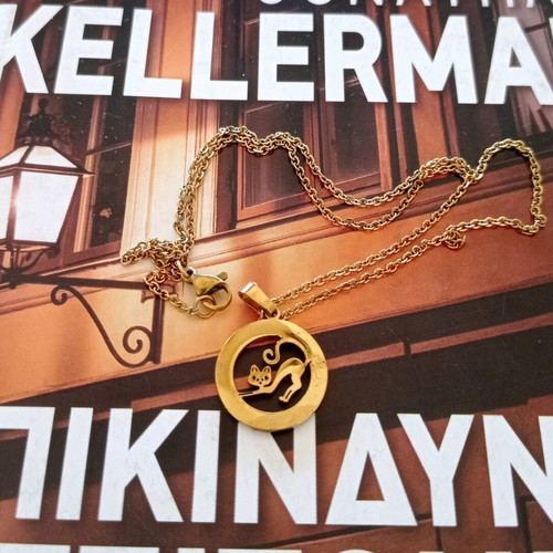 Cat motif necklace like new, gold color