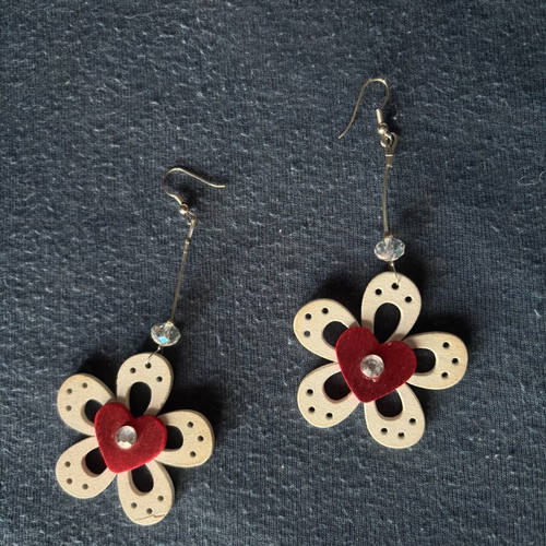 White flower earrings with hearts made of stainless steel like new