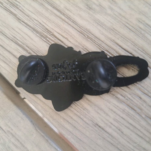 Santoro pin brooch like new, metal