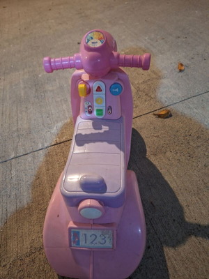 Μικρή μεταχειρισμένη Vespa με εκπαιδευτικούς ήχους