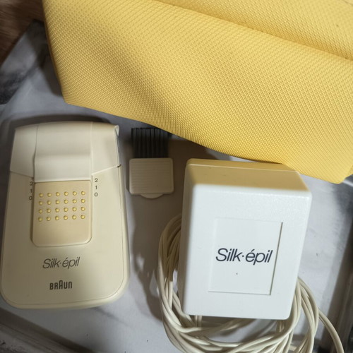 Braun Silk-épil Comfort epilator with yellow carrying case