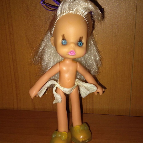 El Greco Happy Sister doll used with loose hip joint