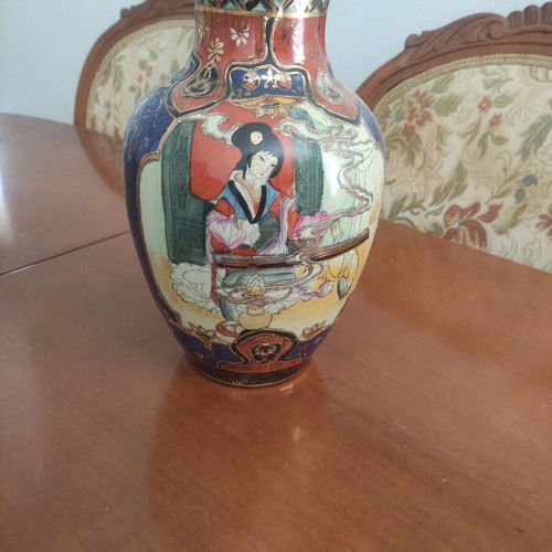 Chinese vase like new