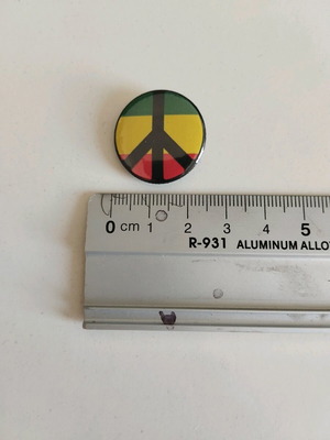 Reggae peace symbol pin new, size 1inch / 25mm