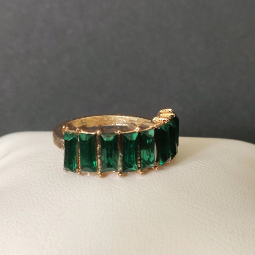 Women's ring used with decorative stones gold color