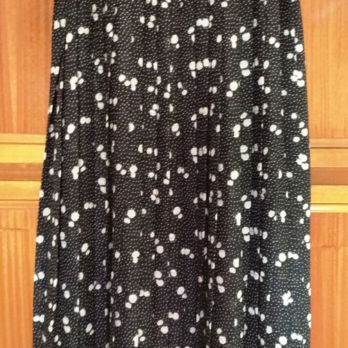 Pleated long skirt like new, black with white polka dots, elastic waist