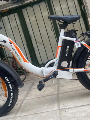 Electric bike like new with one-year battery warranty
