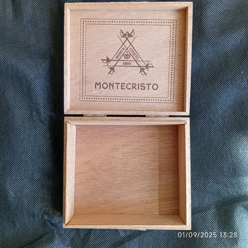 Montecristo wooden box authentic, like new condition