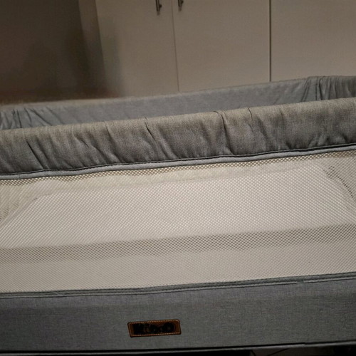Baby cot like new with anatomical mattress and rocking legs