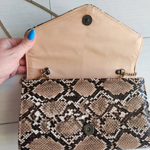 Shoulder bag with snake pattern used, magnetic closure and chain