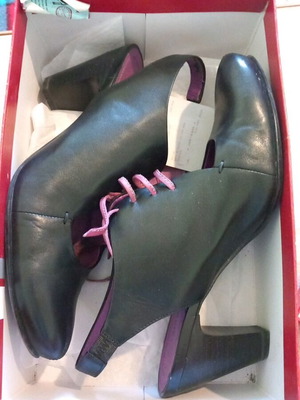 A To Z Greek women's black heeled shoes like new, size 39