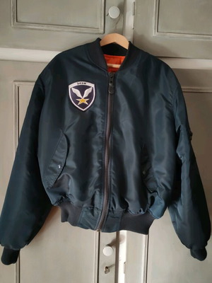 Flyer/bomber jacket unisex like new with air force patches