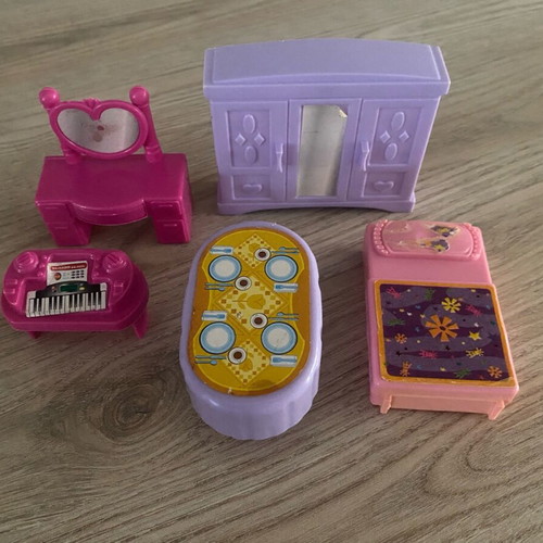 Dollhouse furniture with 2 figures used
