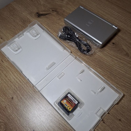 Nintendo DS Lite Silver like new with USB charging cable and game