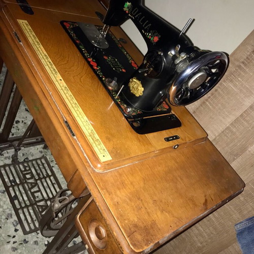Dalia sewing machine like new
