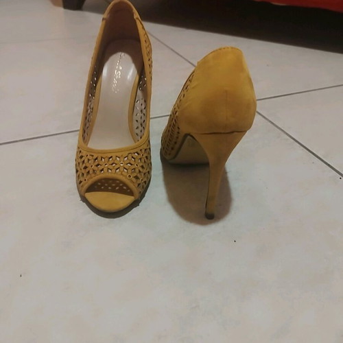 Peep toe mustard pumps like new, size 36