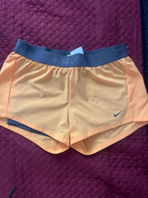 Nike σορτς με κολάν μέγεθος Μ σαν καινούργιο