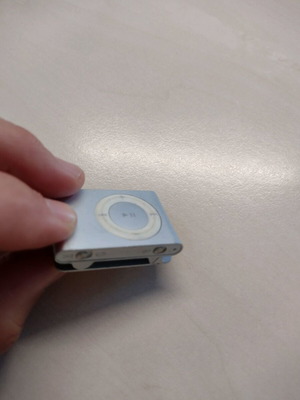 iPod shuffle used, no cable, unknown working condition
