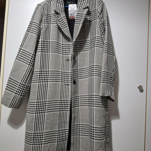 Women's black and white coat new, size XL