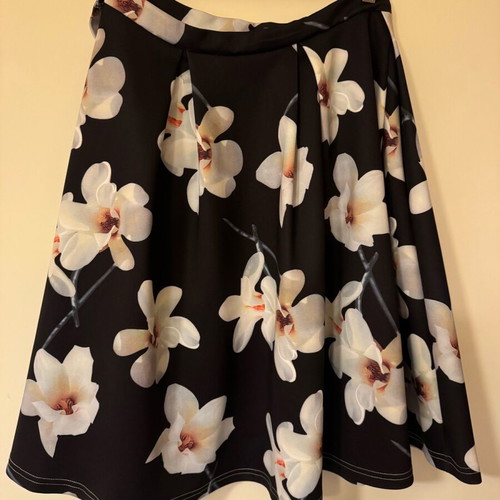 Mo Secrets floral skirt black, like new, size 42
