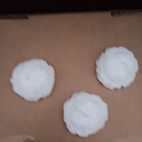 Rose-shaped candle set of 3 like new