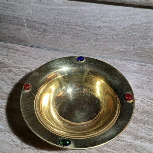 Decorative brass bowl used with 4 stones