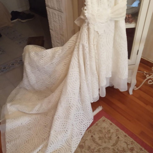 Wedding dress like new, ivory lace with decorative belt and long train