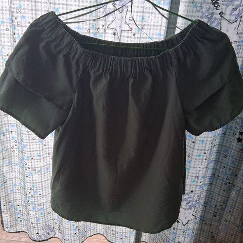 H&M blouse pistachio like new with ruffles on sleeves