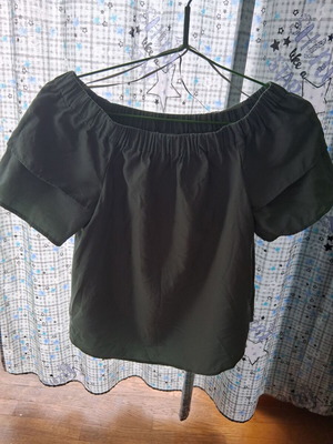 H&M blouse pistachio like new with ruffles on sleeves