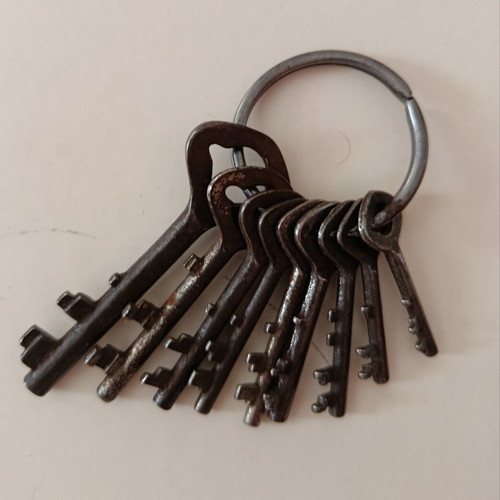 Old keys used, set of 9