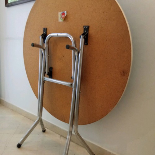 Folding round table with felt like new, 1 meter diameter
